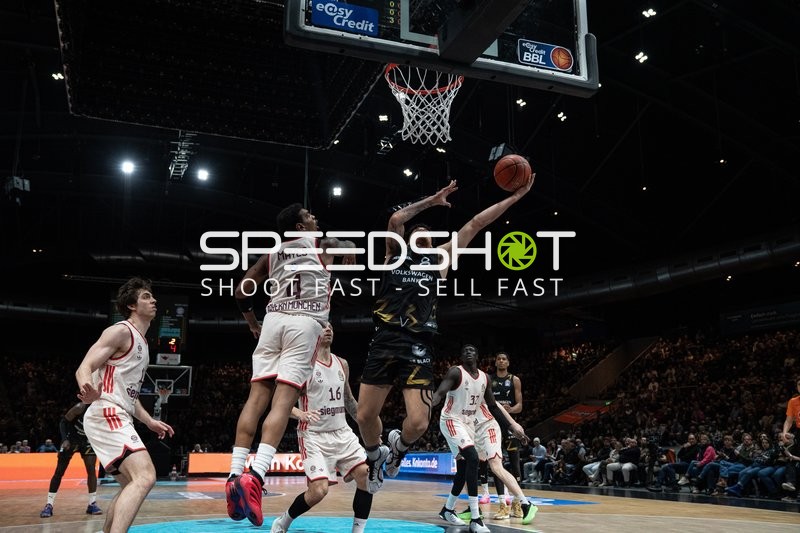 Joshua Obiesie (8, Basketball Löwen Braunschweig) mit Wurf am Korb