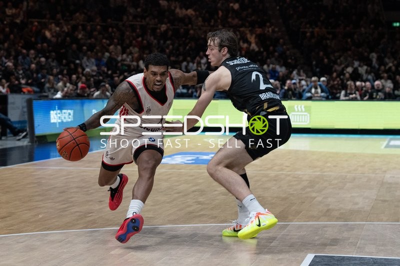 Benjamin Schröder (2; Basketball Löwen Braunschweig) gegen Xavier Rathan-Mayes (4; FC Bayern Basketball) in Aktion