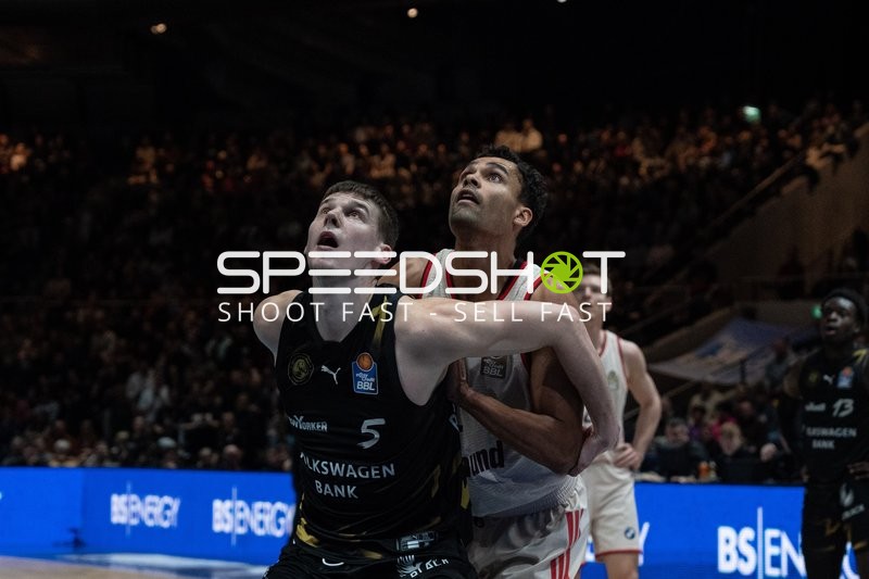 Spielaktion mit Oscar da Silva (1; FC Bayern Basketball) und Luka Ščuka (5; Basketball Löwen Braunschweig)