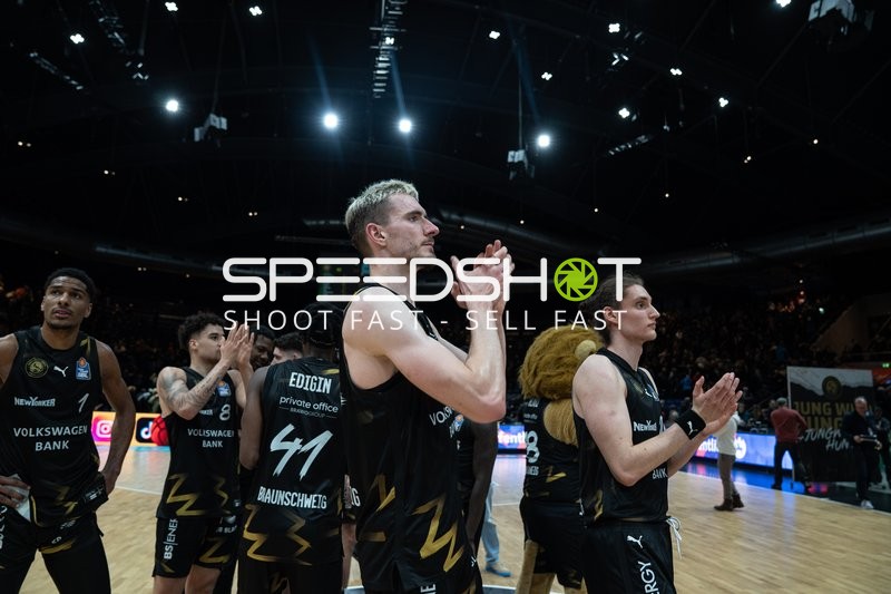 Szene mit Philipp Hartwich (14, Basketball Löwen Braunschweig), David NGuessan (1; Basketball Löwen Braunschweig) und Teamkollegen