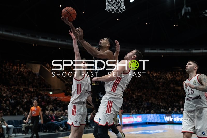 David NGuessan (1; Basketball Löwen Braunschweig) am Korb gegen Justinian Jessup (10; FC Bayern Basketball) und Stefan Jovic (16; FC Bayern Basketball)