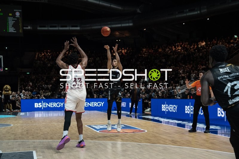 Adrian Worthy (0; Basketball Löwen Braunschweig) mit Wurf