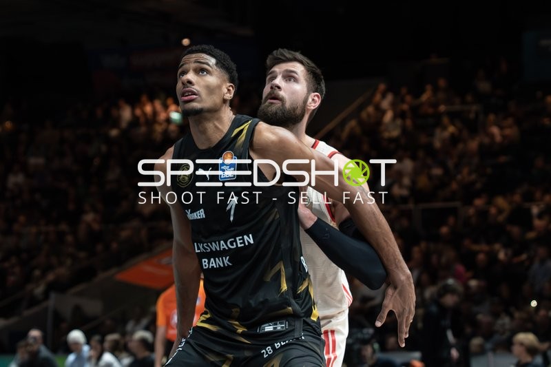 David NGuessan (1; Basketball Löwen Braunschweig) und Leon Kratzer (8; FC Bayern Basketball) im Zweikampf