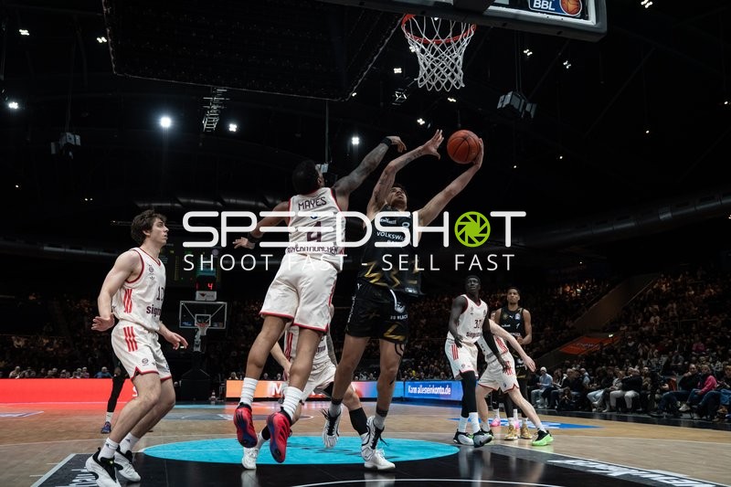 Spielaktion mit Justinian Jessup (10; FC Bayern Basketball) und David NGuessan (1; Basketball Löwen Braunschweig)