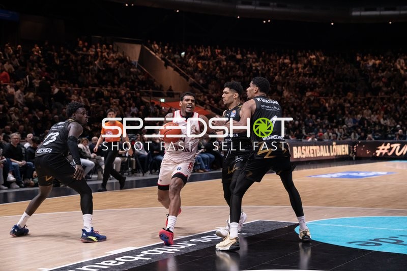 Spielaktion mit Xavier Rathan-Mayes (4; FC Bayern Basketball) und David NGuessan (1; Basketball Löwen Braunschweig)