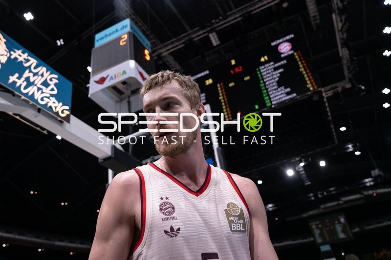 Niels Giffey (5; FC Bayern Basketball) in Aktion