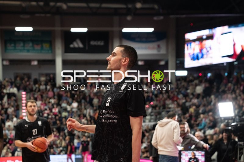 Szene mit Daniel Keppeler (31; Bamberg Baskets) beim Aufwärmen