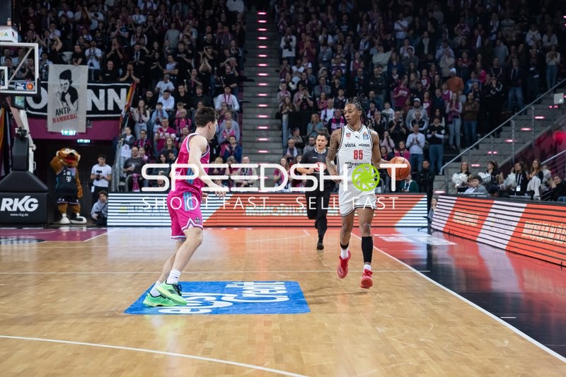 Spielaktion mit Austin Crowley (85; Bamberg Baskets) mit Ball in der Hand