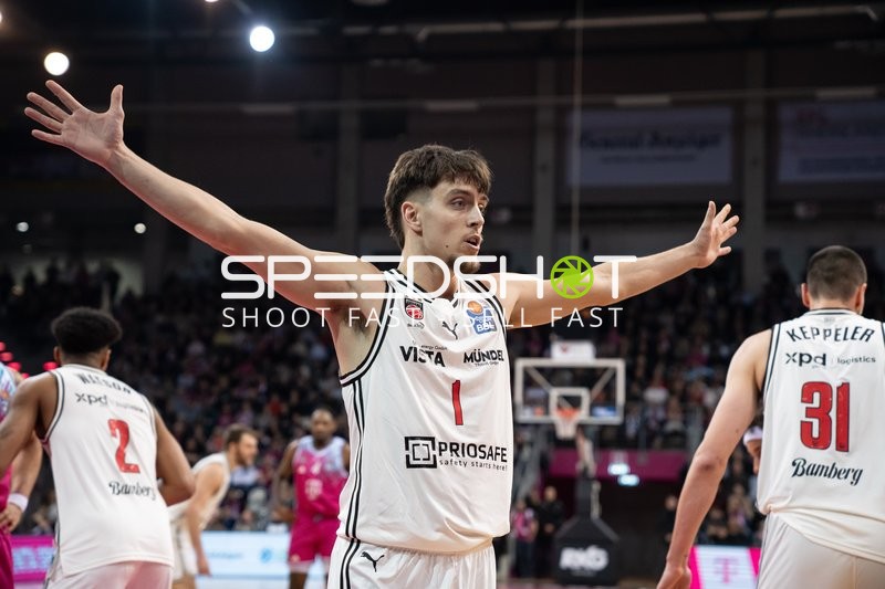 Szene mit Zachary Ensminger (1; BMA Bamberg Baskets) beim Verteidigen