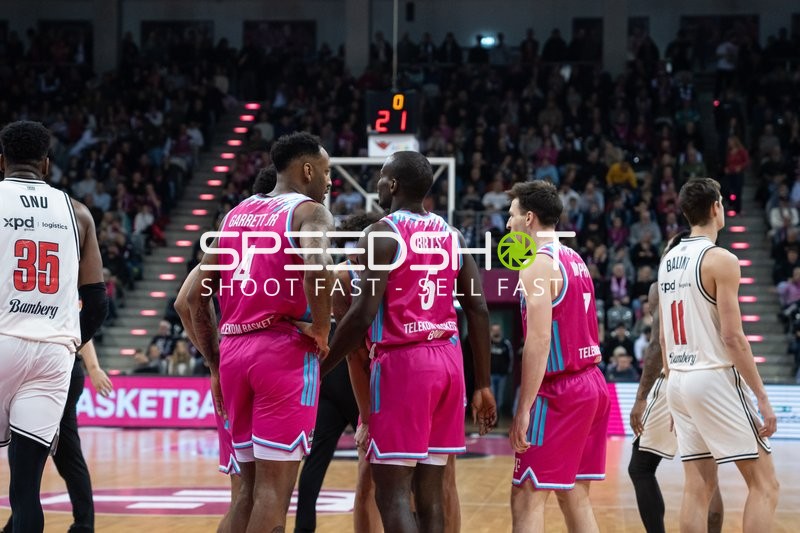 Spielaktion mit Jeff Garrett Jr. (4; Telekom Baskets Bonn) und 35; Bamberg Baskets