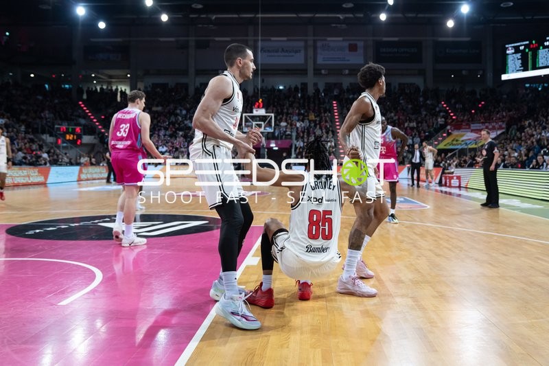 Daniel Keppeler (31; BMA Bamberg Baskets) und Demarcus Demonia (8; BMA Bamberg Baskets) heben Teamkollege Austin Crowley (85; BMA Bamberg Baskets) auf