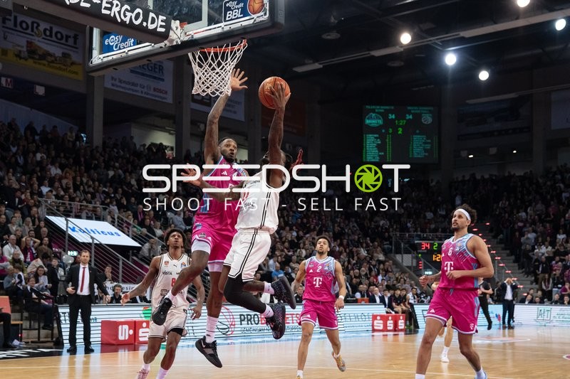 Spielaktion mit Michael Kessens (6; Telekom Baskets Bonn) und Alijah Comithier (2; Telekom Baskets Bonn)