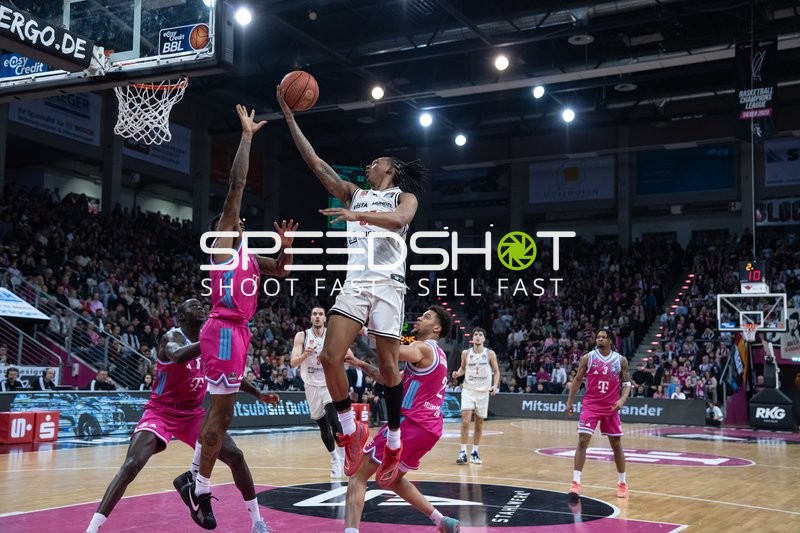 Spielaktion mit Austin Crowley (85; Bamberg Baskets) mit Layup gegen Jeff Garrett Jr. (4, Telekom Baskets Bonn)