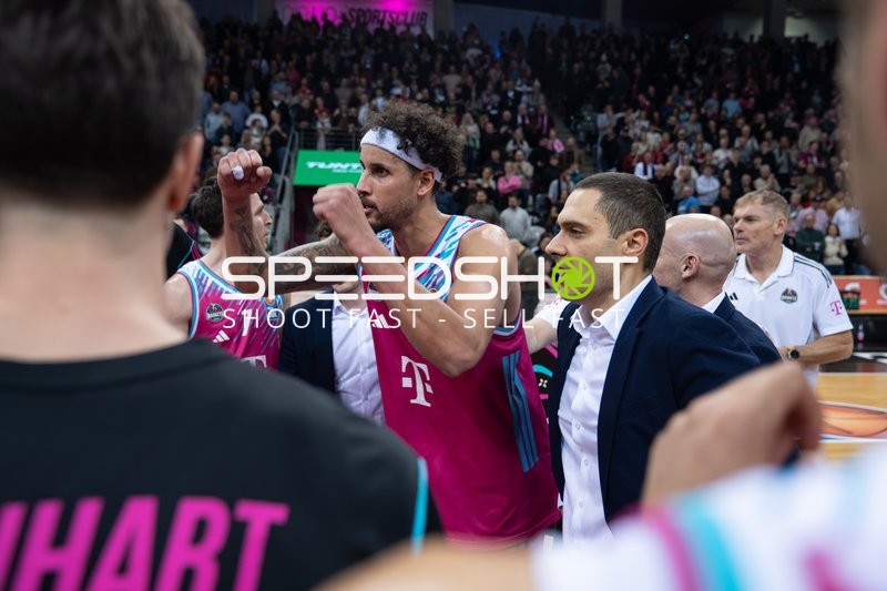 Michael Kessens (6; Telekom Baskets Bonn) und Marko Stankovic (999; Telekom Baskets Bonn) nach dem Sieg.