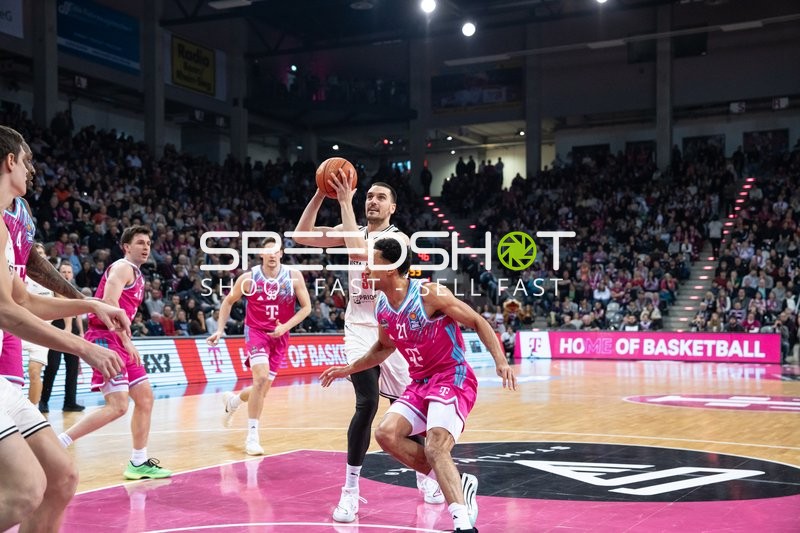 Daniel Keppeler (31, Bamberg Baskets) mit Zug zum Korb gegen Joel Aminu (21, Telekom Baskets Bonn)
