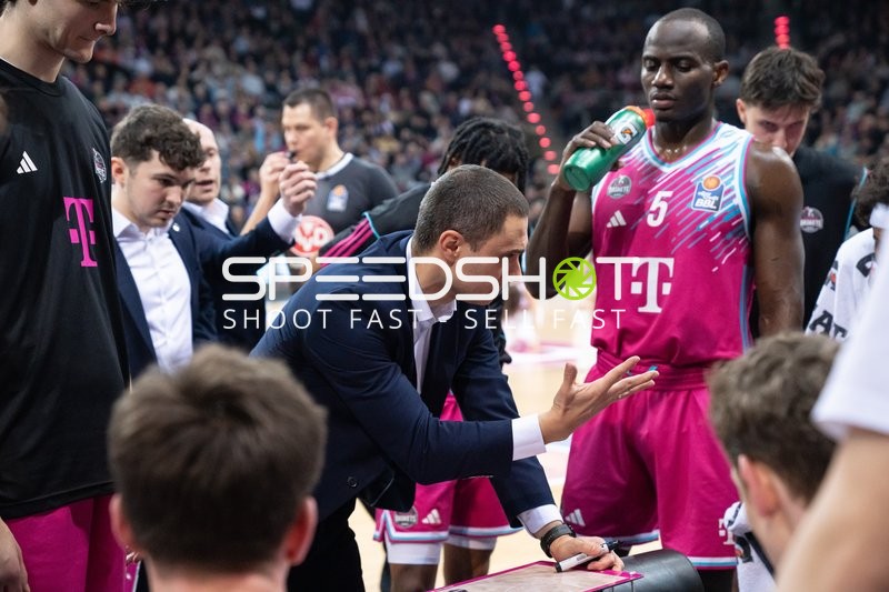 Szene mit Marko Stankovic (999, Telekom Baskets Bonn) und Tylan Birts (5; Telekom Baskets Bonn)