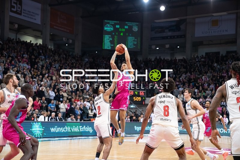 Alijah Comithier (2; Telekom Baskets Bonn) mit Wurf über Ibi Watson (2; BMA Bamberg Baskets)