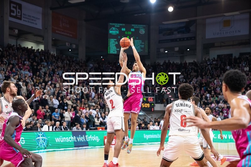 Alijah Comithier (2; Telekom Baskets Bonn) mit Wurf
