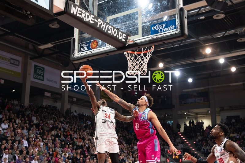 Cobe Williams (24, Bamberg Baskets) mit Wurfversuch gegen Michael Kessens (6; Telekom Baskets Bonn)