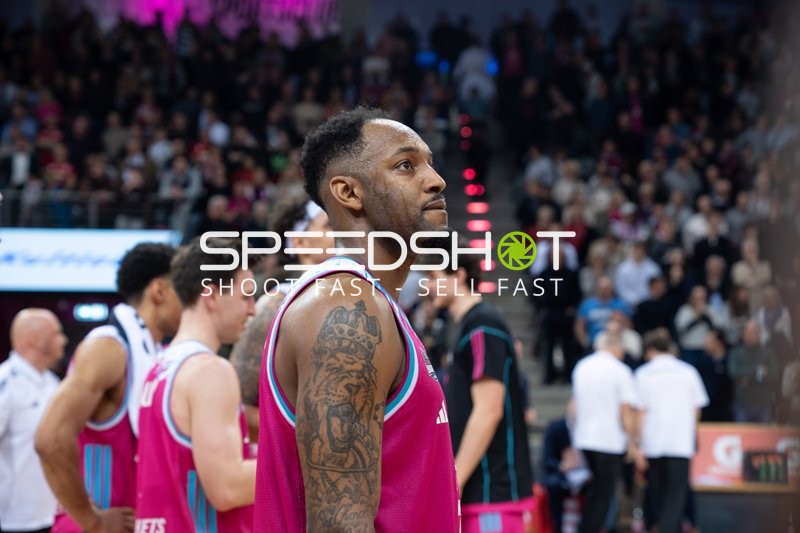 Szene mit Jeff Garrett Jr. (4; Telekom Baskets Bonn) nach dem Spiel