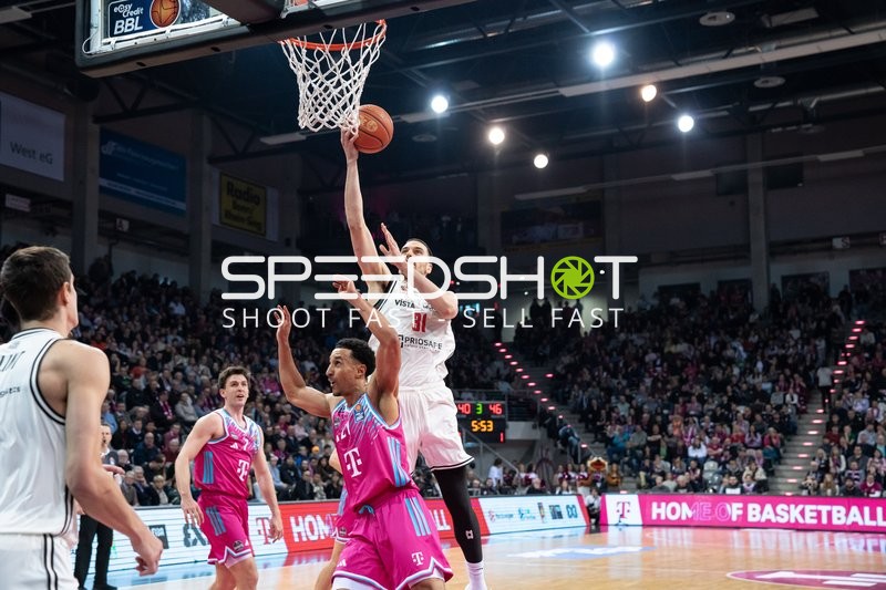 Daniel Keppeler (31, Bamberg Baskets) mit Layup gegen Joel Aminu (21; Telekom Baskets Bonn) und Grayson Murphy (7; Telekom Baskets Bonn)