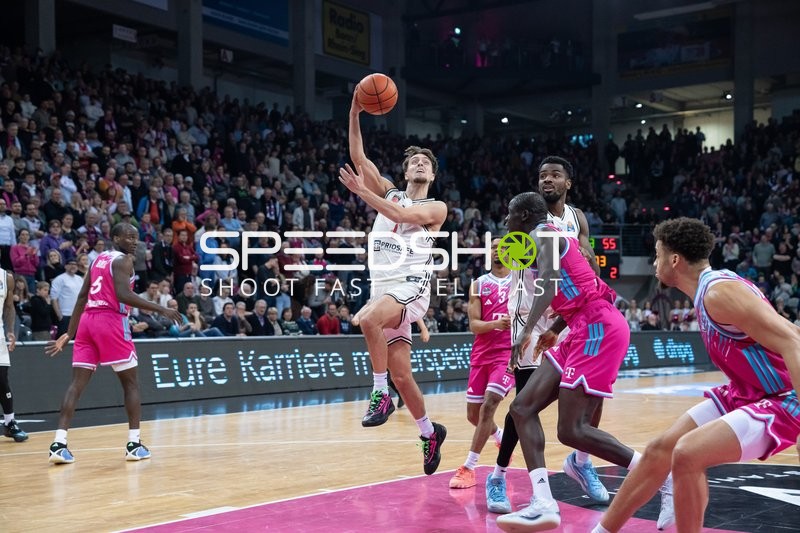 Zachary Ensminger (1; Bamberg Baskets) mit Wurf gegen Zachery Cooks (3; Telekom Baskets Bonn)