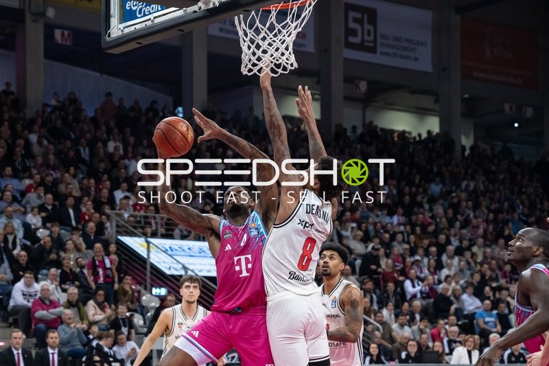 Spielaktion mit Jeff Garrett Jr. (4; Telekom Baskets Bonn) und Demarcus Demonia (8; Bamberg Baskets)