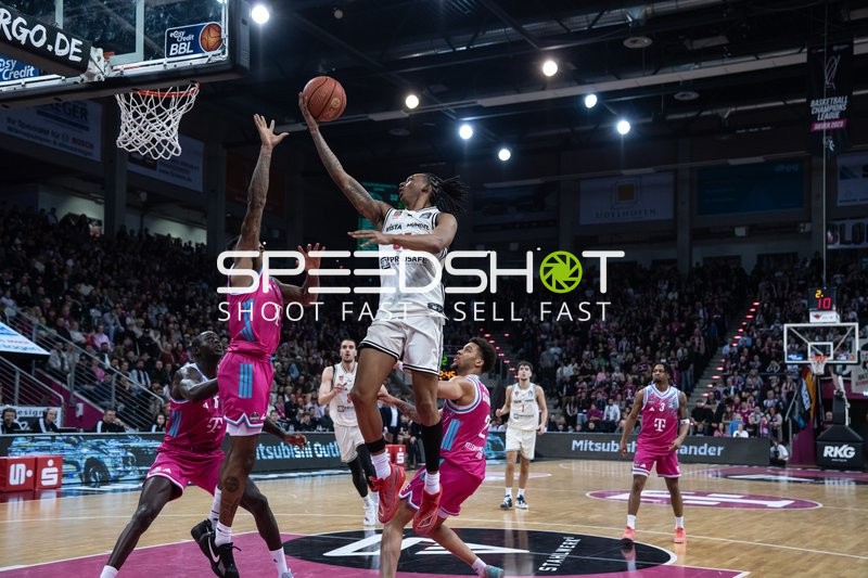 Spielaktion mit Austin Crowley (85, Bamberg Baskets) und Tylan Birts (5, Telekom Baskets Bonn)