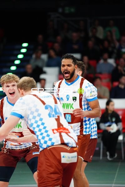 Spielszene mit Gustavo Oscar Bryan Avila (9; WWK Volleys Herrsching)