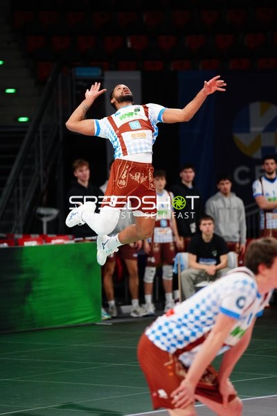 Gustavo Oscar Bryan Avila (9; WWK Volleys Herrsching) schmettert