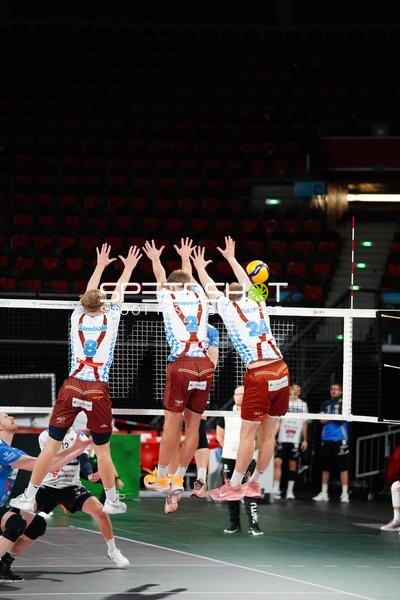 Spielszene mit Simon Gallas (24; WWK Volleys Herrsching), Bastian Korreck (2; WWK Volleys Herrsching) und Janik Sambale (8; WWK Volleys Herrsching)