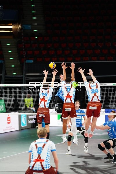 Block am Netz mit Simon Gallas (24; WWK Volleys Herrsching)