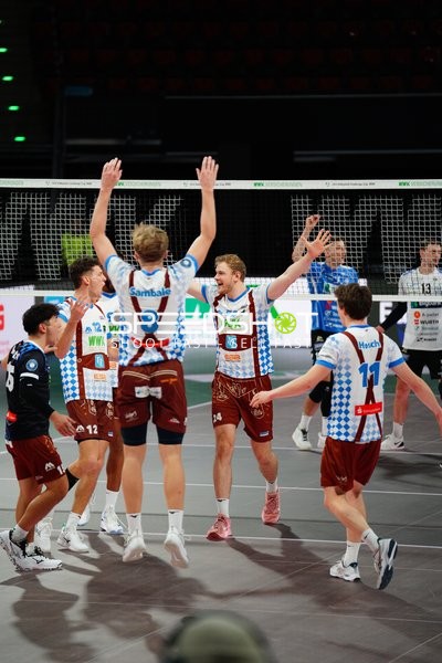 Spielszene mit Janik Sambale (8; WWK Volleys Herrsching), Simon Gallas (24; WWK Volleys Herrsching) und Tobias Hosch (11; WWK Volleys Herrsching)