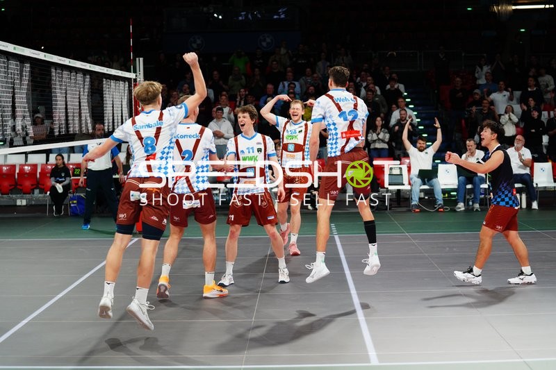 Simon Gallas (24; WWK Volleys Herrsching) und Tobias Hosch (11; WWK Volleys Herrsching) jubeln