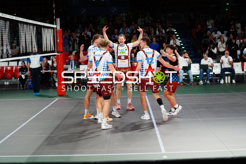 Simon Gallas (24; WWK Volleys Herrsching) jubelt