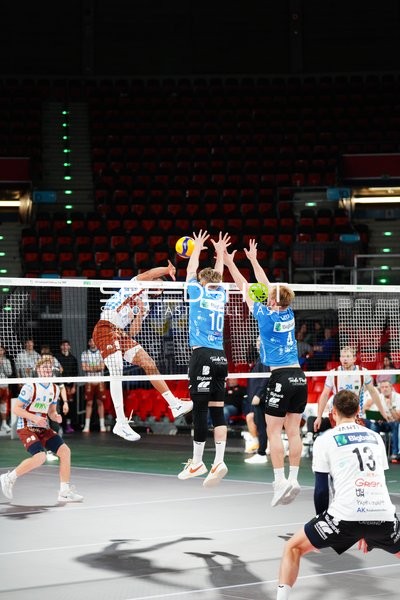 Spielszene mit Stefan Kaibald (10; BigBank Tartu) und Tobias Louis Laffranque (8; BigBank Tartu)