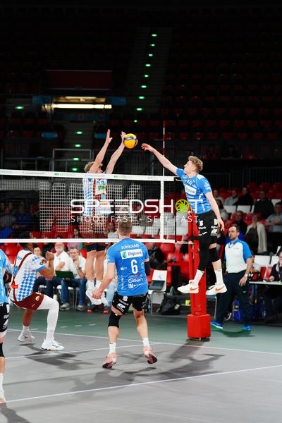 Spielszene mit Martti Juhkami (6; BigBank Tartu) und Janik Sambale (8; WWK Volleys Herrsching)