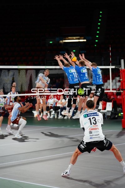 Spielszene mit 10; WWK Volleys Herrsching, Moritz Gärtner (4; WWK Volleys Herrsching) und Niklas Uhl (13; WWK Volleys Herrsching)