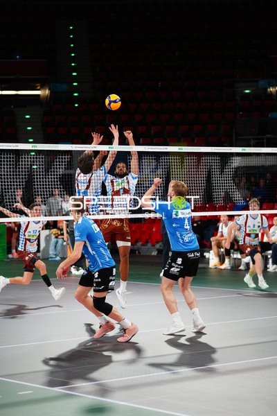 Spielszene mit Laurenz Welsch (12; WWK Volleys Herrsching) und Rasmus Meius (1; BigBank Tartu)