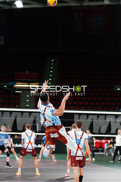 Spielszene mit Bastian Korreck (2; WWK Volleys Herrsching), Joshua Huber (5; WWK Volleys Herrsching) und Laurenz Welsch (12; WWK Volleys Herrsching)