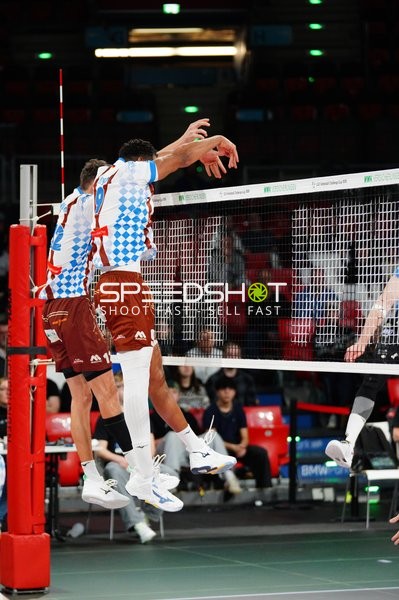 Spielszene mit Gustavo Oscar Bryan Avila (9; WWK Volleys Herrsching) und Florian Malescha (18; WWK Volleys Herrsching)