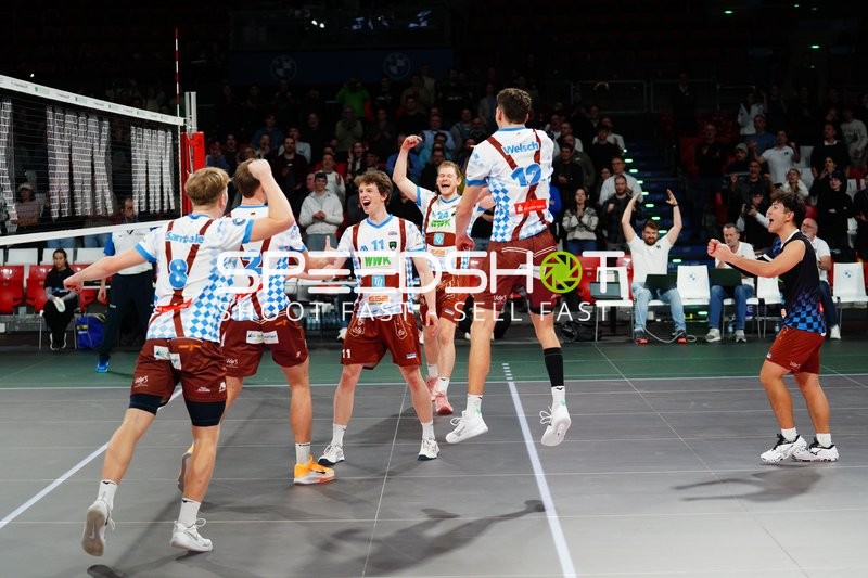 Jubel mit Simon Gallas (24; WWK Volleys Herrsching) und Tobias Hosch (11; WWK Volleys Herrsching)