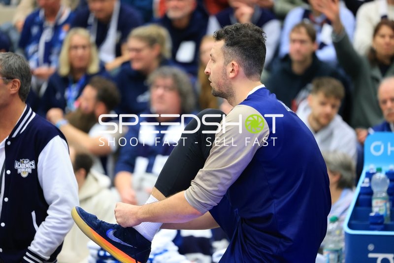 Paul Zipser (9; MLP Academics Heidelberg) am Spielfeldrand