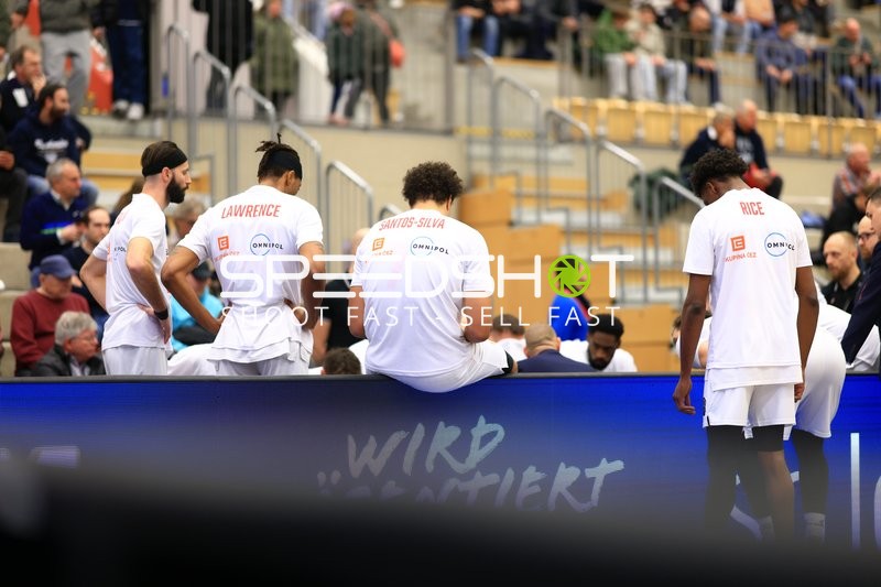 Vojtech Hruban (77; Basketball Nymburg) am Spielfeldrand