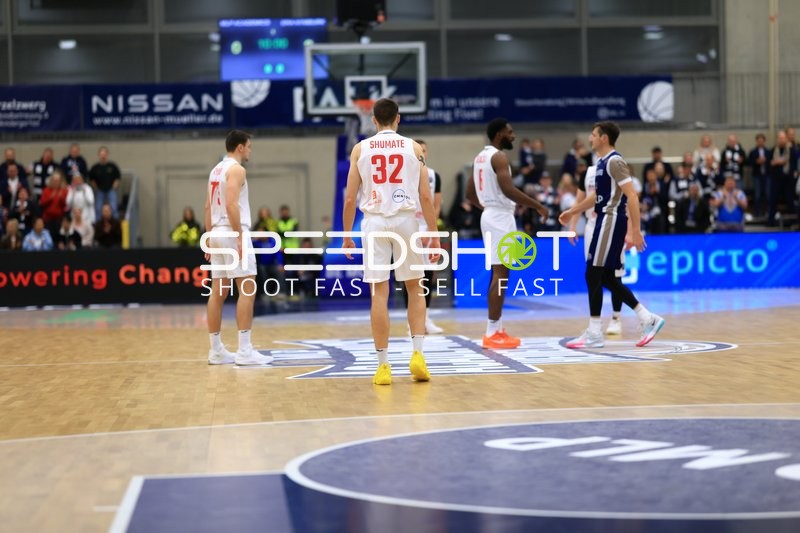 Szene mit J.T. Shumate (32; Basketball Nymburg) und Samuell Williamson (10; MLP Academics Heidelberg)