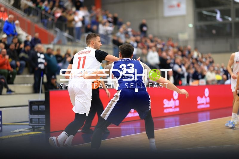 Erol Ersek (11; MLP Academics Heidelberg) mit Ball gegen 33; Basketball Nymburg