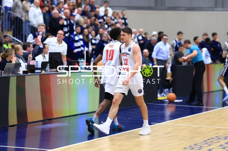 Spielaktion mit Kevin Gerwin (490; MLP Academics Heidelberg) und Frantisek Rylich (73; Basketball Nymburg)