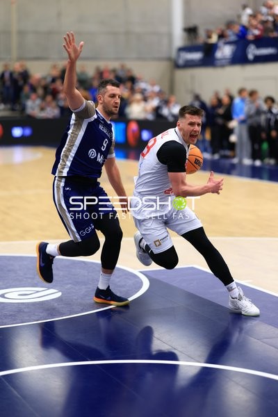 Paul Zipser (9; MLP Academics Heidelberg) im Zweikampf mit 8; Basketball Nymburg