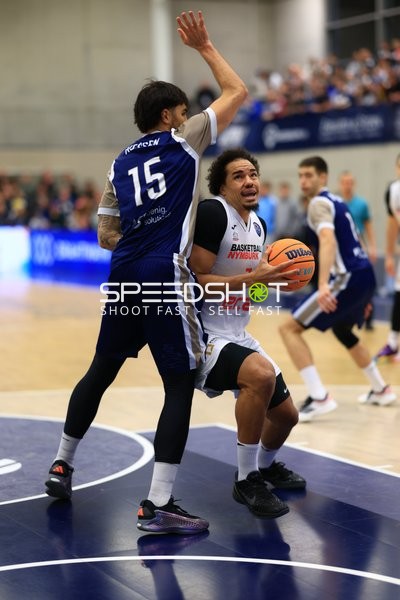 Marcus Santos-Silva (7; Basketball Nymburg) mit Ball in Aktion