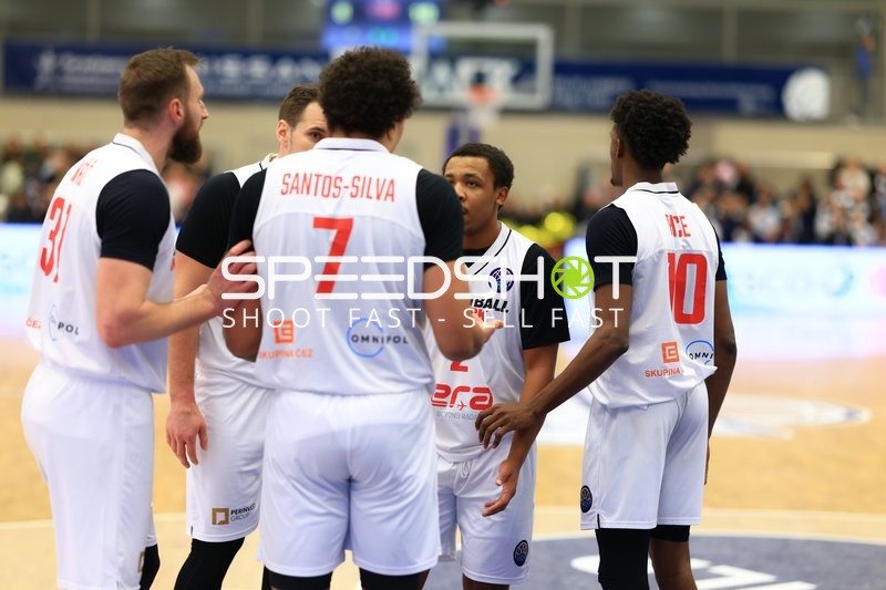 Szene mit Jhamir Brickus (2; Basketball Nymburg) und Teamkollegen